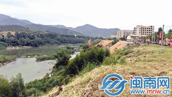 通往事發地有條土路，周圍沒有任何警示標志
