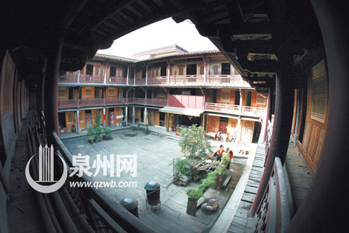 聚奎樓從沒(méi)斷過(guò)“煙火”，一直住有族人。