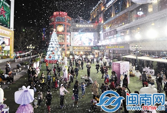 昨晚9點，泉州市區領秀天地，“人工造雪”吸引很多