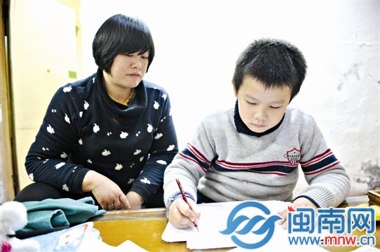 小澤煒干什么都坐不住，除了畫(huà)畫(huà)