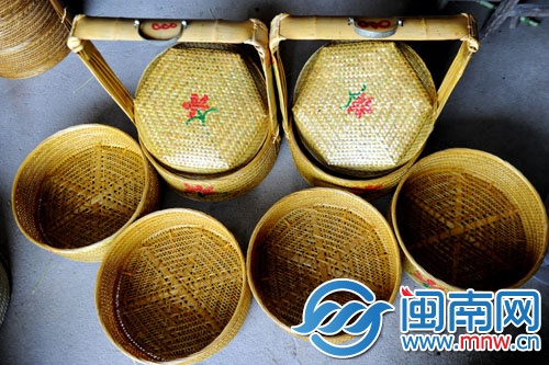 一對(duì)神籃打開(kāi)有六個(gè)籃