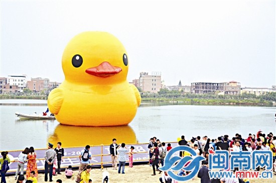 憨態可掬的大黃鴨，讓參觀的人仿佛回到童年