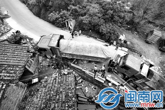 兩輛土方車(chē)，一輛撞民房，一輛被前車(chē)撞到