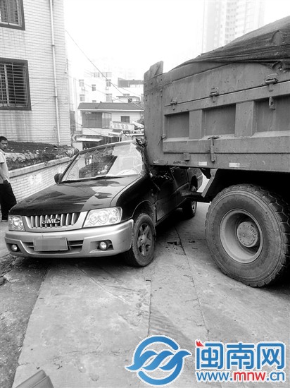 后方皮卡車(chē)的車(chē)窗也被頂壞了