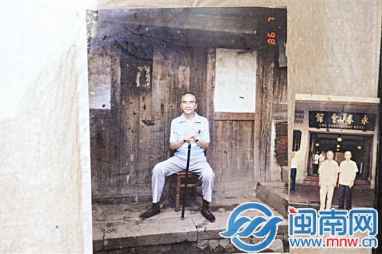 梁披云80歲時回鄉，在故居前留影留書
