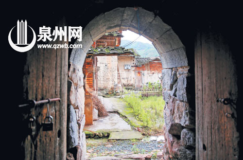 這一石拱門是土樓的邊門，對面是土樓的配套古厝。