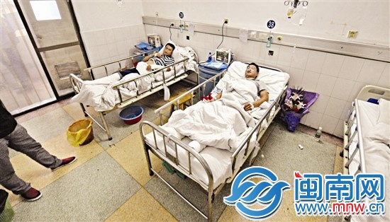 兩位受輕傷的乘客在醫院接受治療