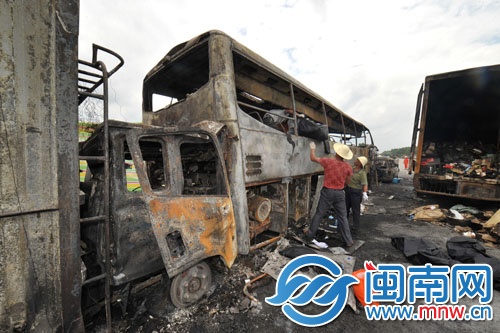 事故現場，工作人員在轉移遇難乘客遺體